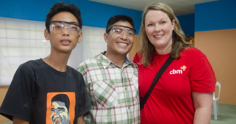 Mum Mariska smiles standing next to Father and his son after receiving his sight