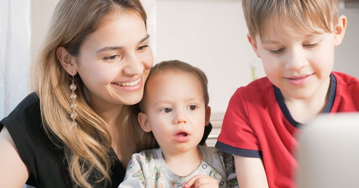 kids looking at screen